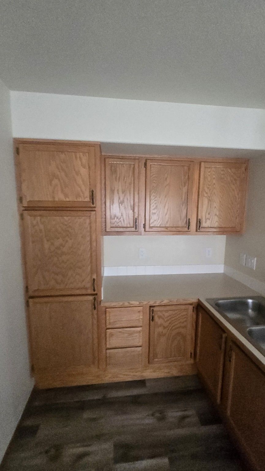 Empty oak kitchen in a vacant house during a Speedy's market-ready refresh