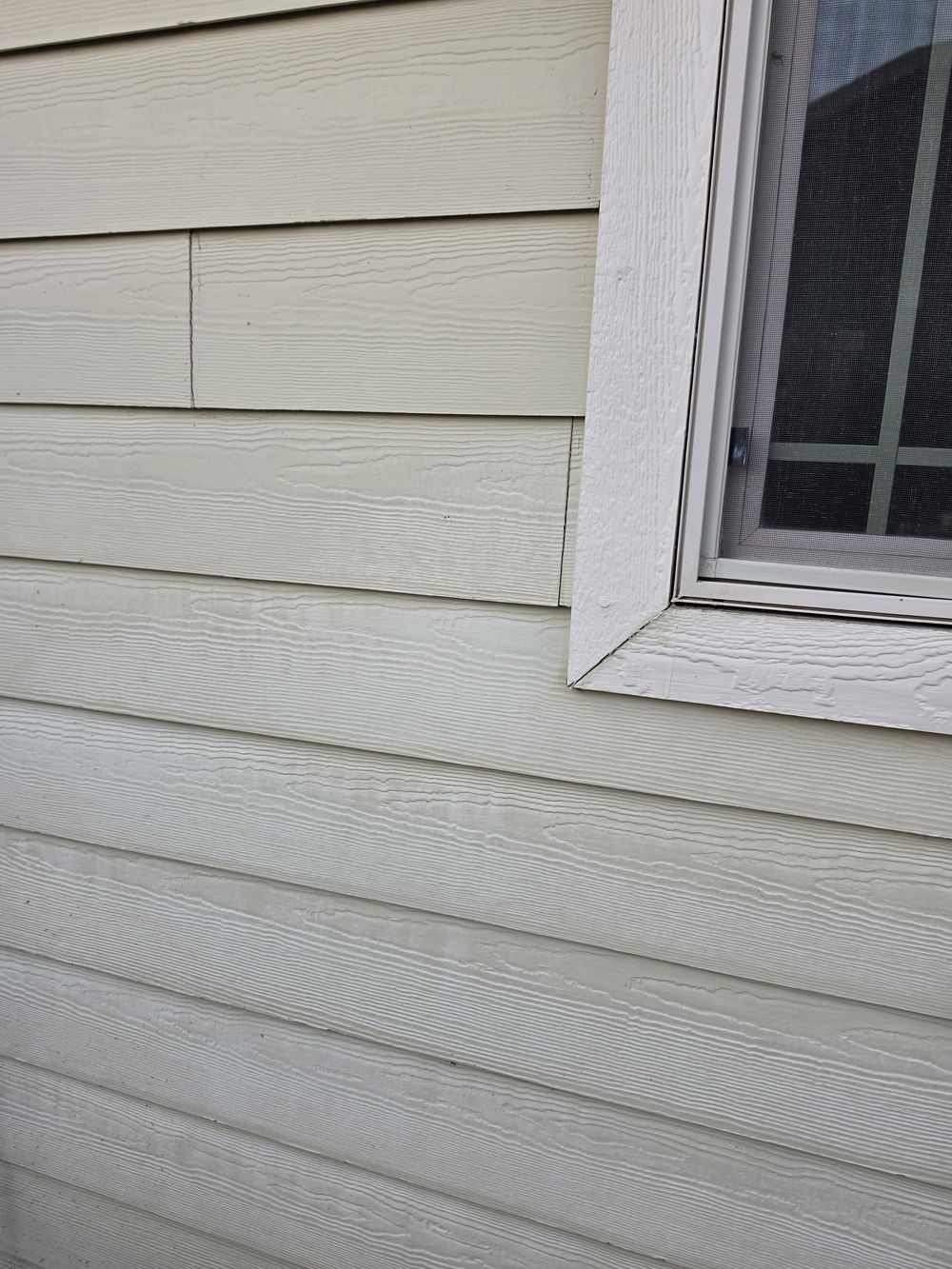 Lap siding and window trim after Speedy's caulked the siding joints